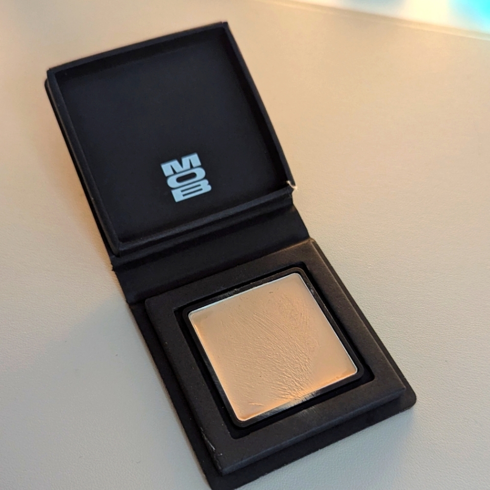 MOB blurring ceramide cream foundation. GOLD 204A1-2 V1CREAM FOUNDATION.